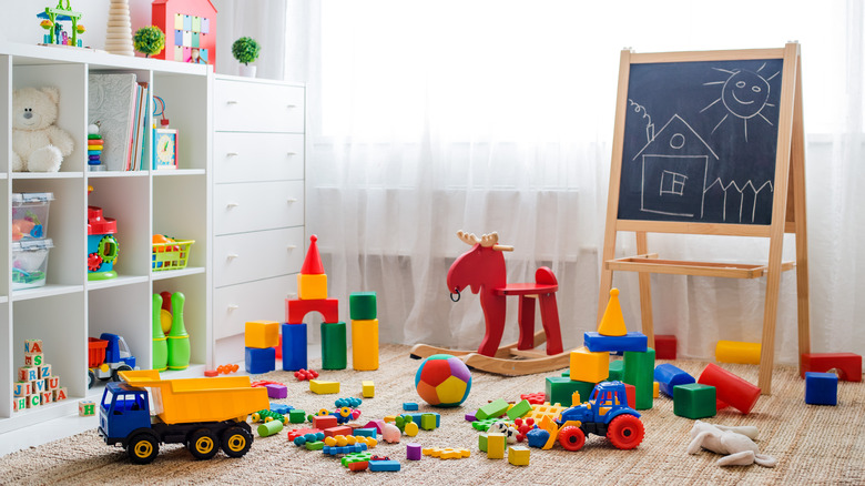 Toys and objects in playroom 