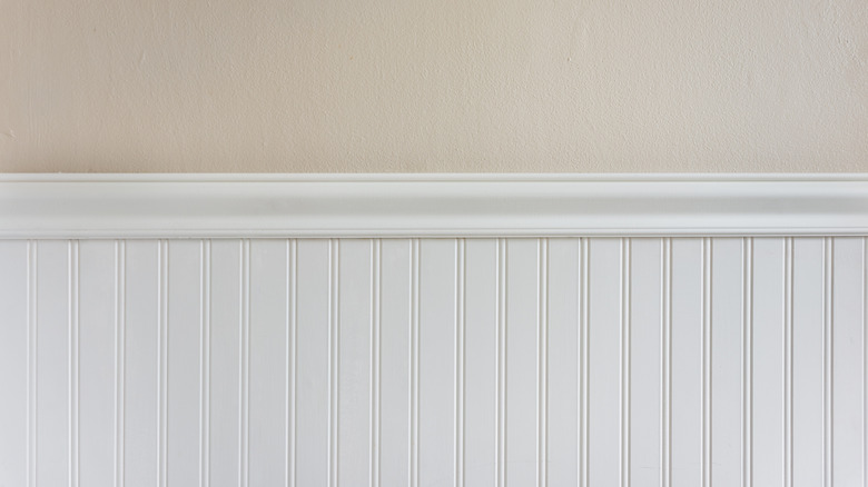 white beadboard wall trim