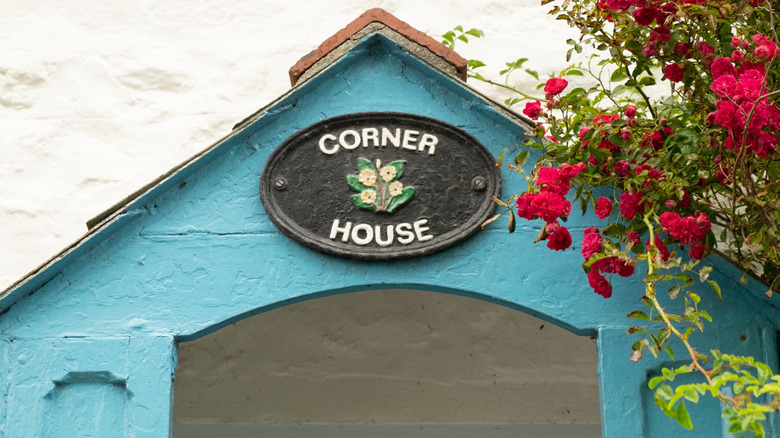 Logo on a sign for a traditional cottage in Cornwall