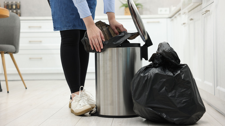 Up-close of Kirkland Signature Flex-Tech 13-Gallon Kitchen Trash Bag packaging