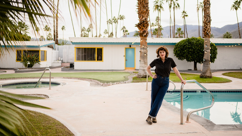 Lindsey Kurowski posing at roadside motel pool