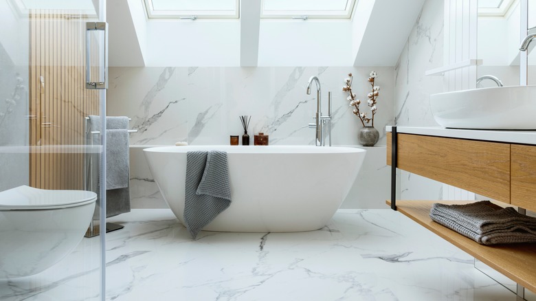 bathroom with tub