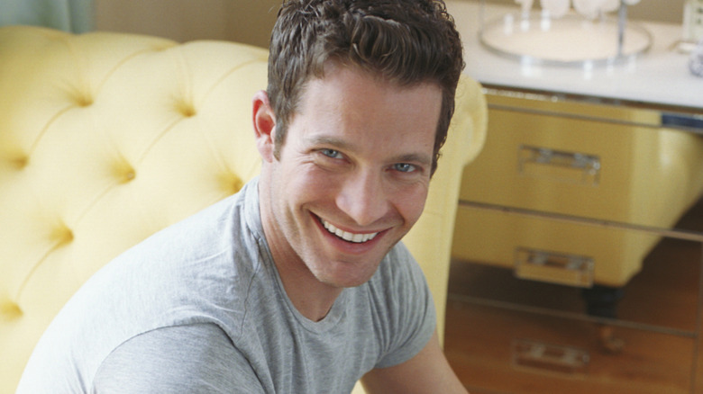 Nate Berkus with a yellow chair behind him.