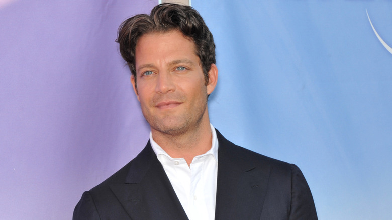 Nate Berkus posing at a carpet event