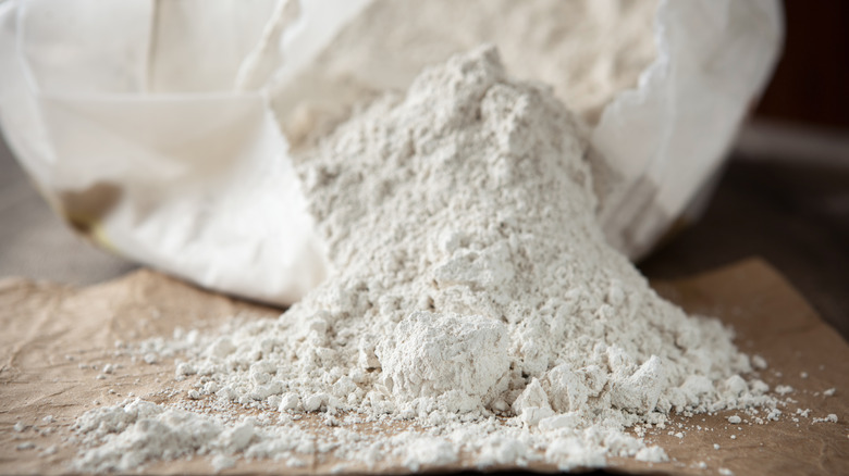 Diatomaceous earth (silicon dioxide)