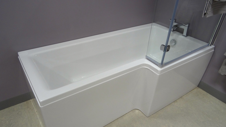 Modern l-shaped tub