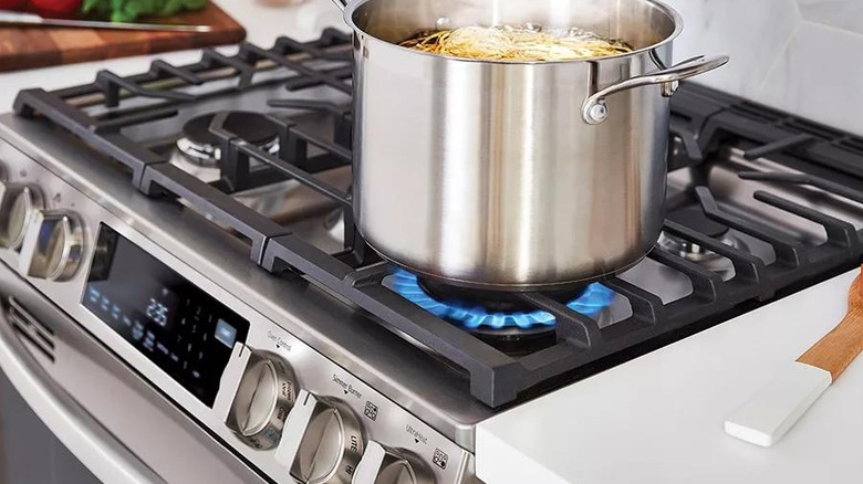 The LG LSDL6336F stovetop with a pot of boiling pasta on the front right burner