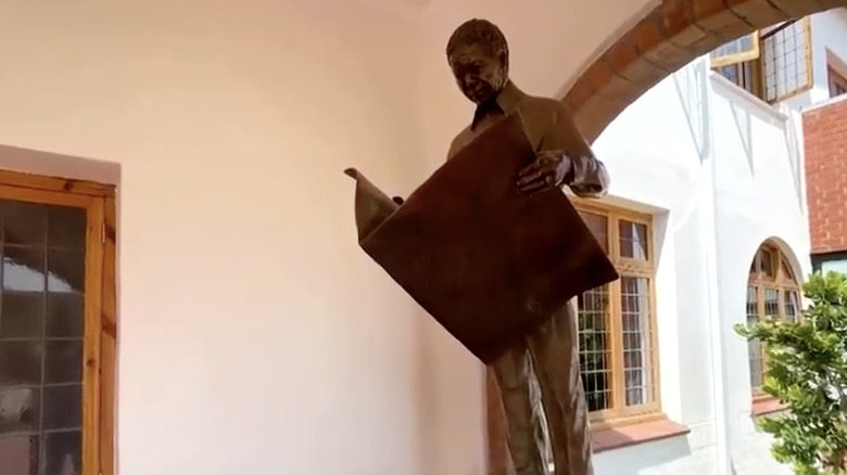 statue of mandela