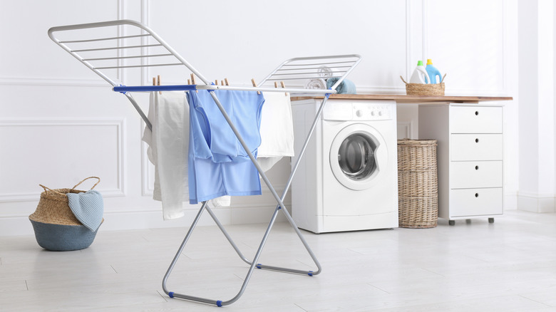 Clothes drying rack with washer