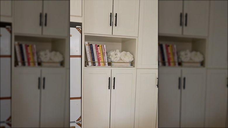 screenshot of a decorative kitchen shelf