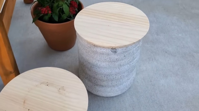 Final look of the foam wreath table design
