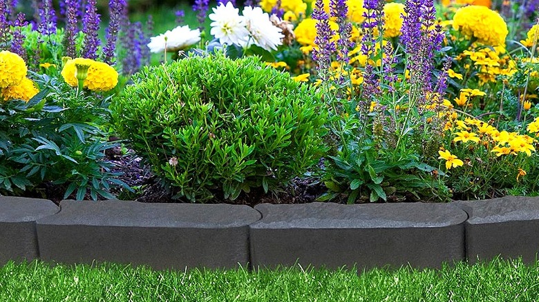 Tierra Verde recycled rubber stomp edging