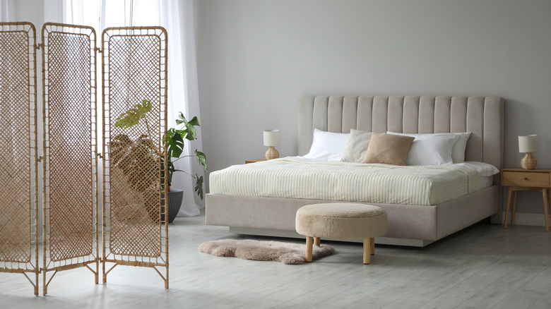 A simple room with a bamboo folding screen