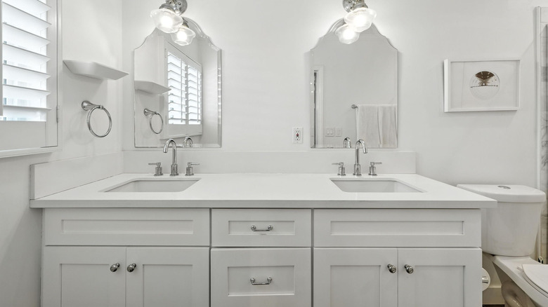Bathroom vanity in quartz
