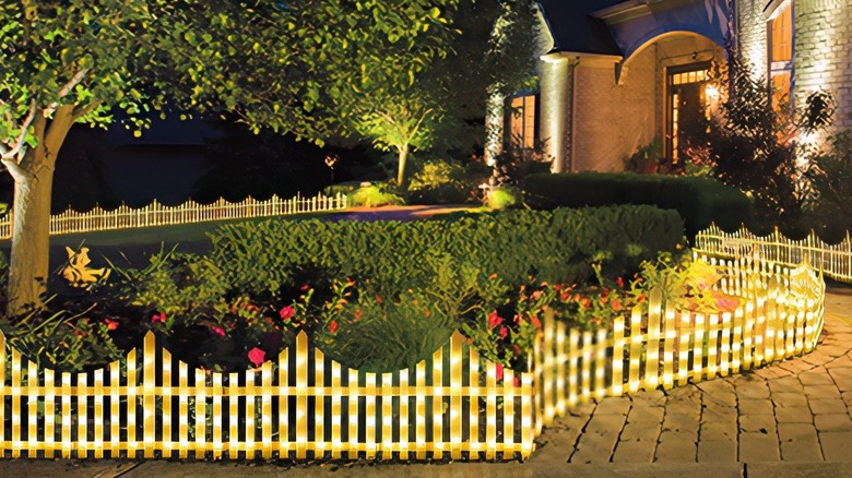 Hopolon Solar Garden Fence arranged around greenery of house's front yard