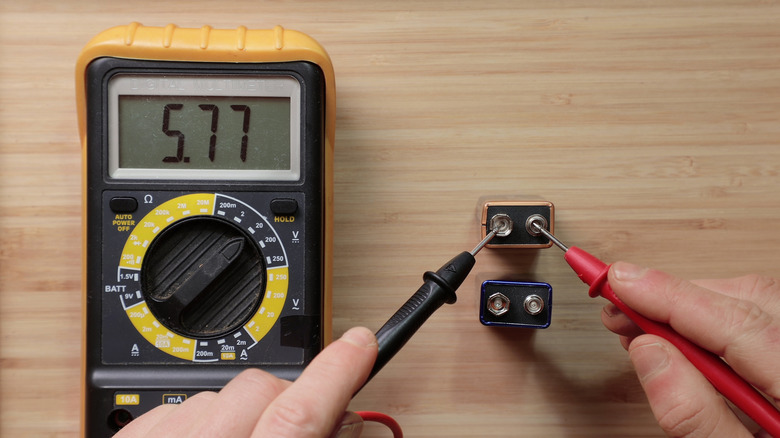 Using multimeter to check battery charge