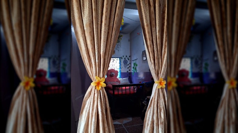 curtains held with DIY curtain tiebacks made using flower claw clips