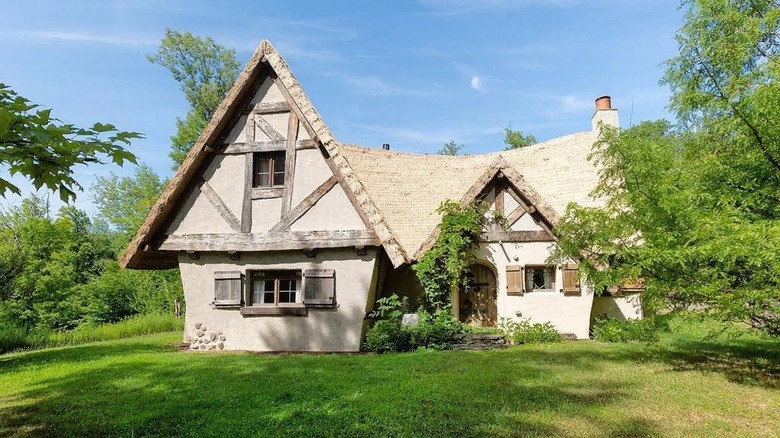 Cottage home exterior