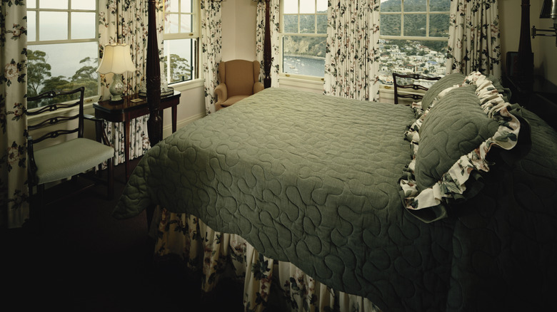 1980s floral bedroom with curtains