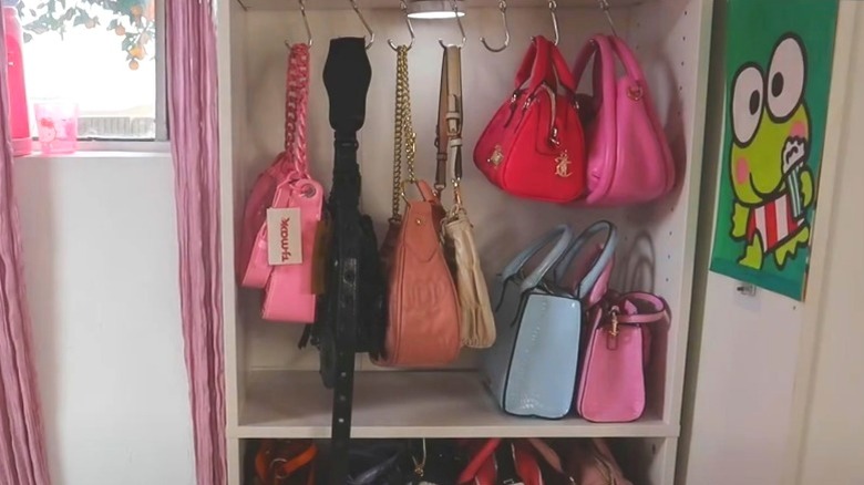 handbag storage bookshelf with hooks to display purses
