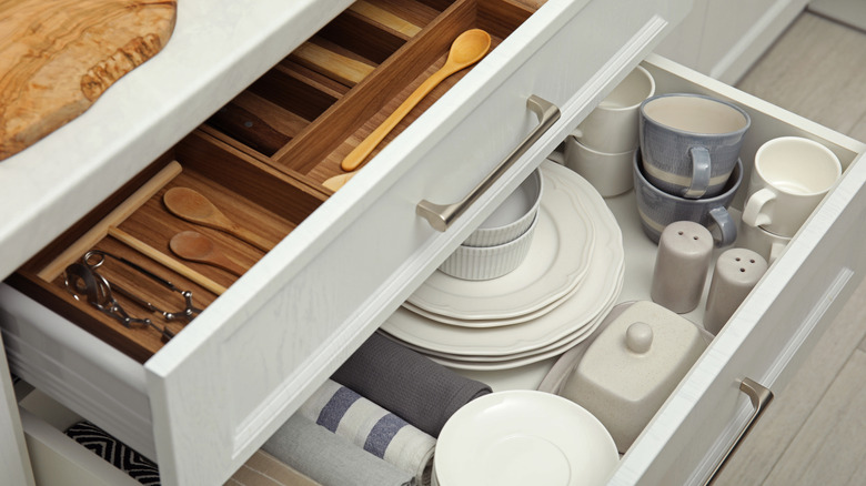 Tidy and organized drawers in the kitchen