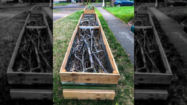 Hügelkultur raised garden bed