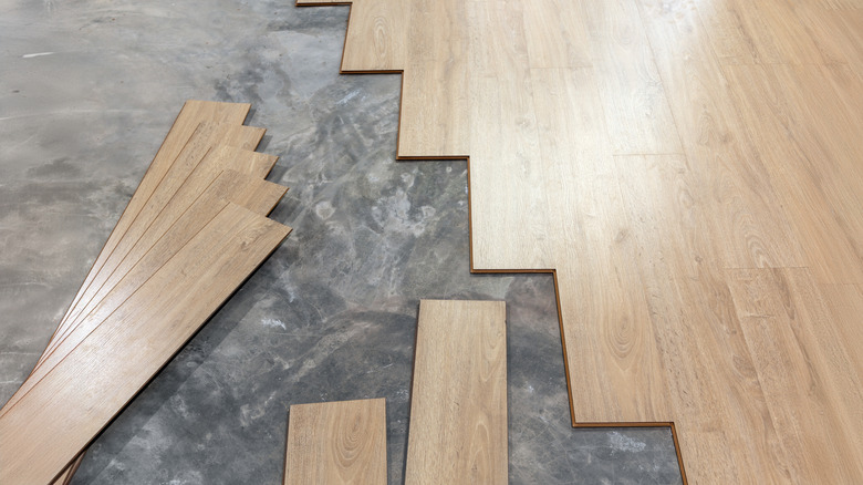 installing interlocking laminate floor