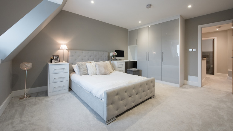 a gray bedroom with carpet