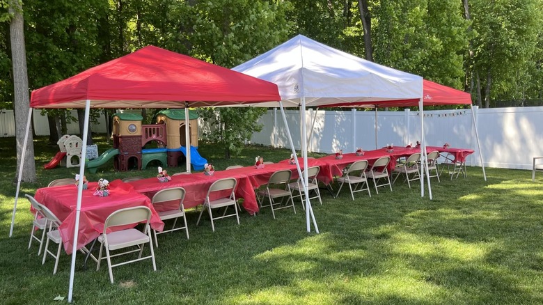 Outdoor tables with cloths secured by Sazoemao's transparent tablecloth clips