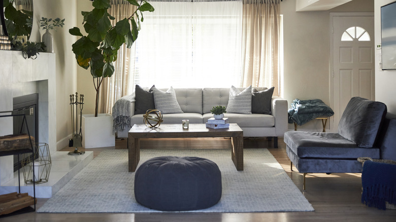 A living room with blue and beige decor