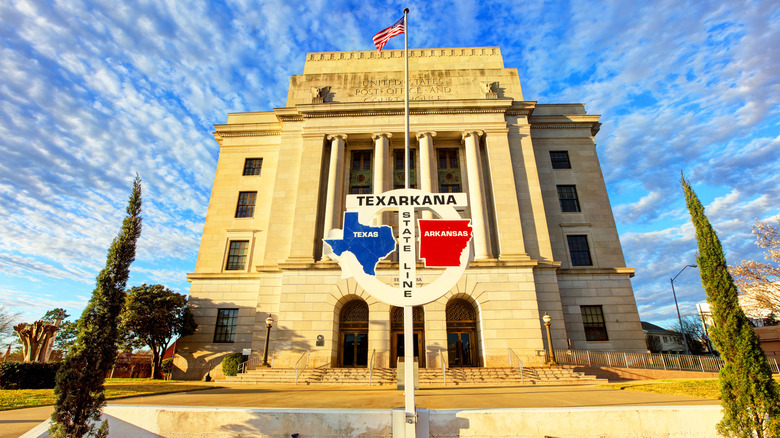 A government building in Texarkana straddles the border between Texas and Arkansas.