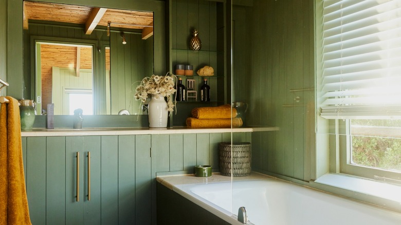 Bathroom with green color scheme