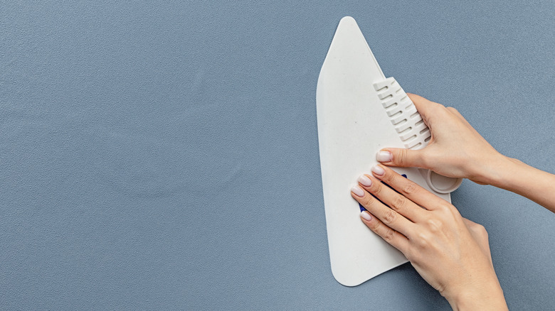 Smoothing wallpaper bubbles with tool