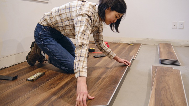 lady installing laminate flooring