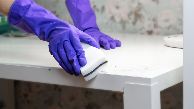 cleaning laminate table with Magic Eraser