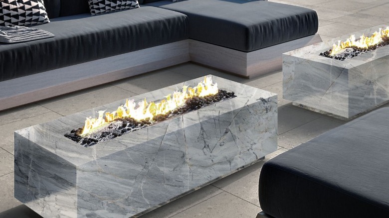 Firepit with a gray quartzite surface