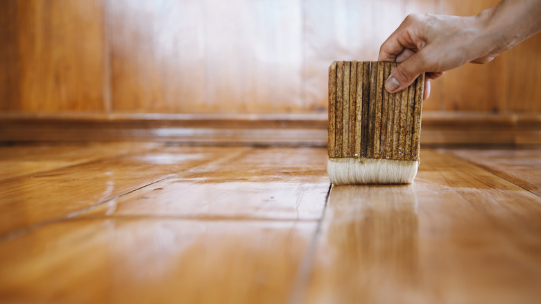 Applying polyurethane to a teak floor