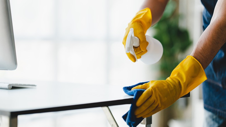 Cleaning table with spray