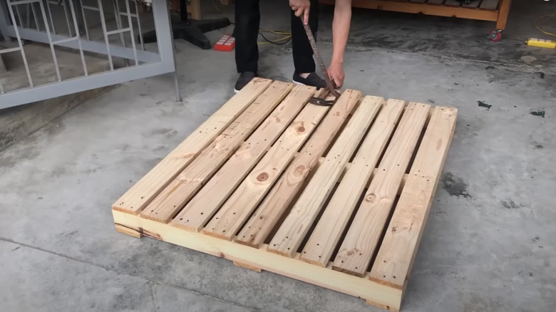 Deconstructing a pallet board