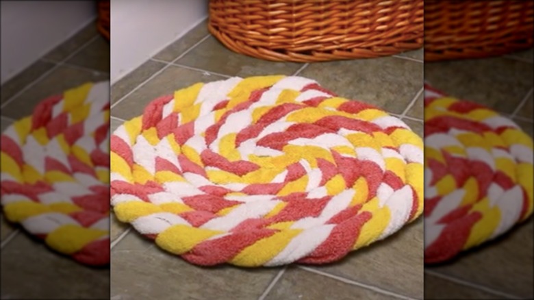 tappetino da bagno fatto di asciugamani