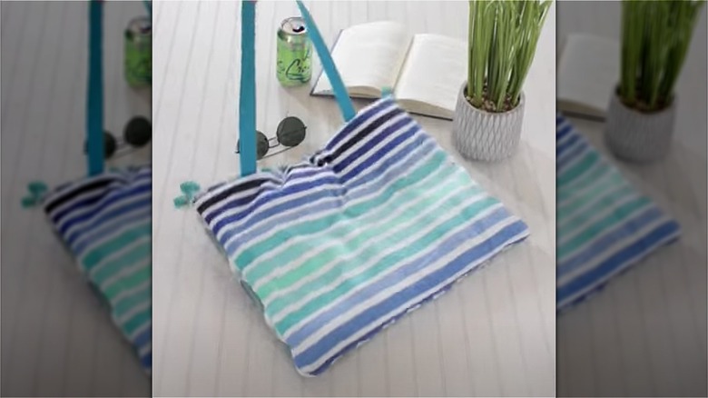 borsa per asciugamani a righe sul pavimento