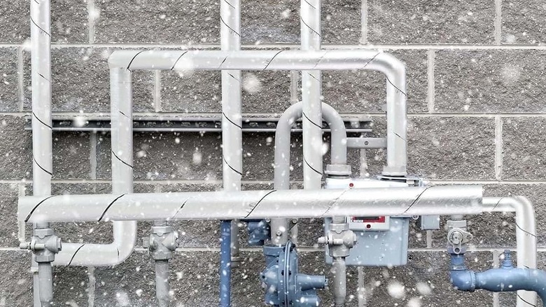 The Pipe Insulation Wrap by Uudimee wrapped around outdoor pipes in snowy weather