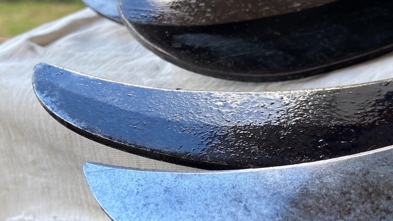 Blades lubricated with oil