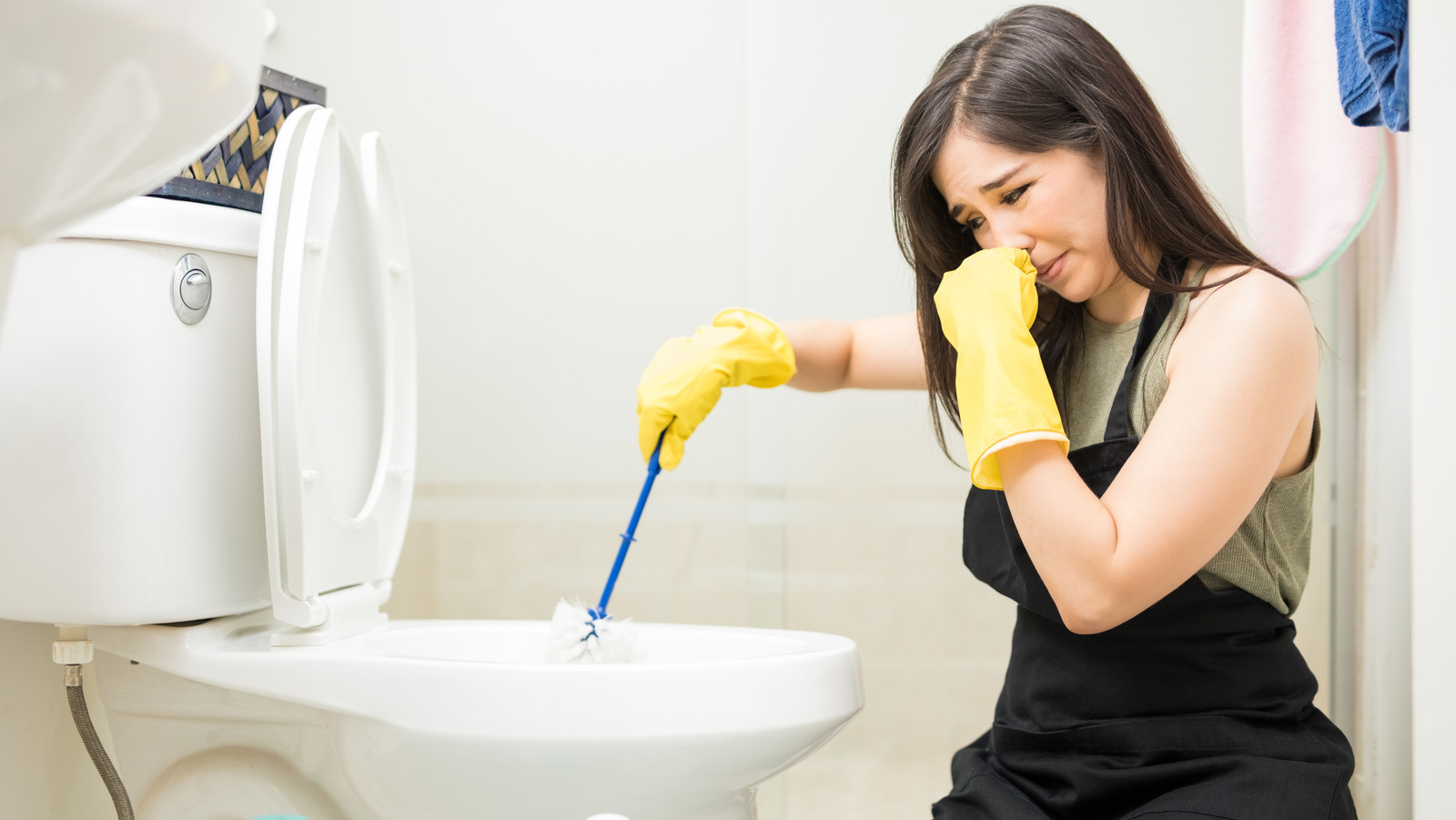 Prevent Smelly Clogs With These Toilet Drain Cleaning Tricks