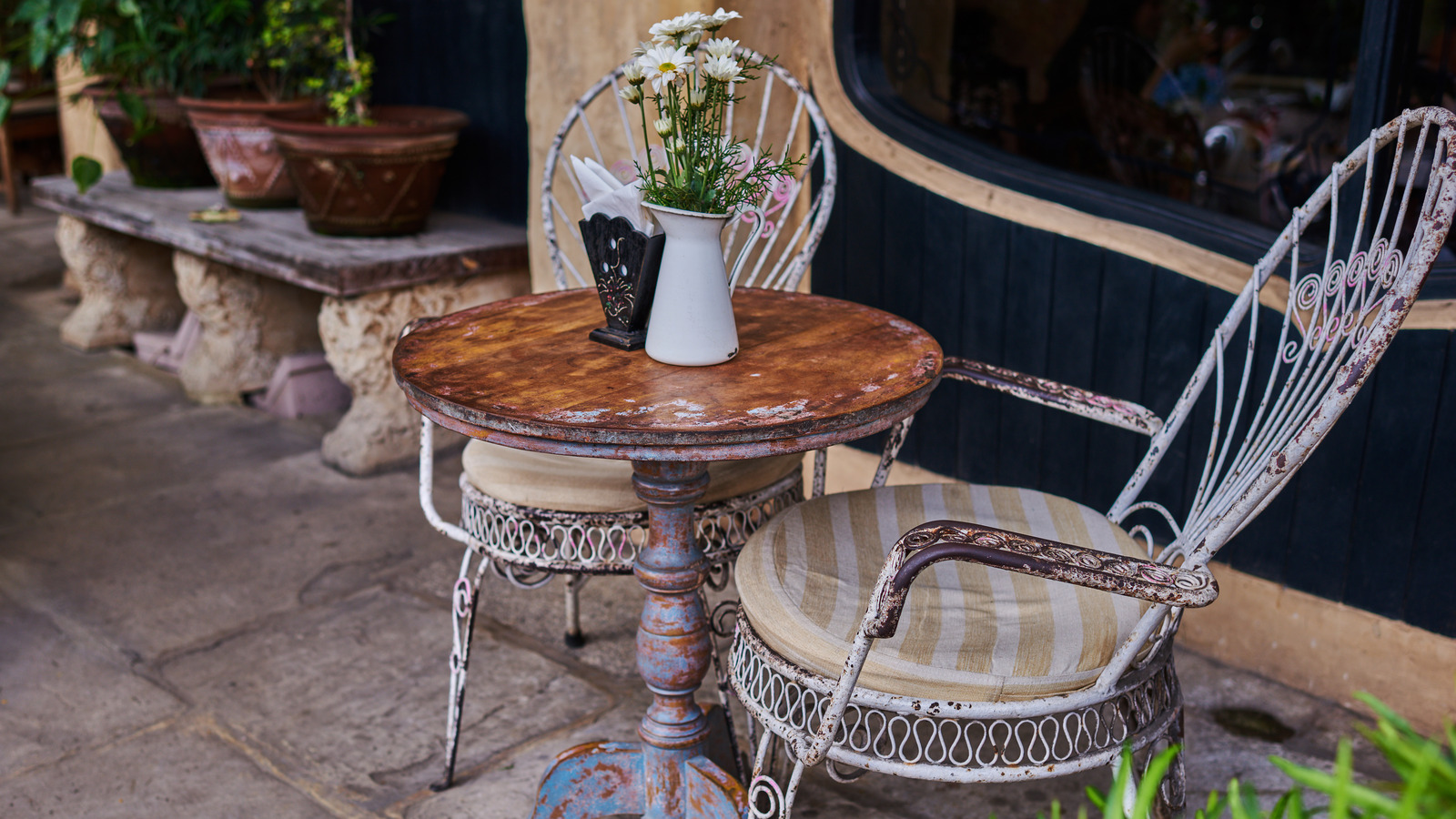 Prevent Your Steel And Iron Outdoor Furniture From Rusting With This Tip