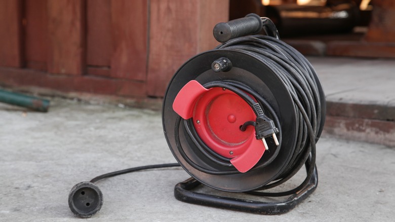 extension cord outside with plug 
