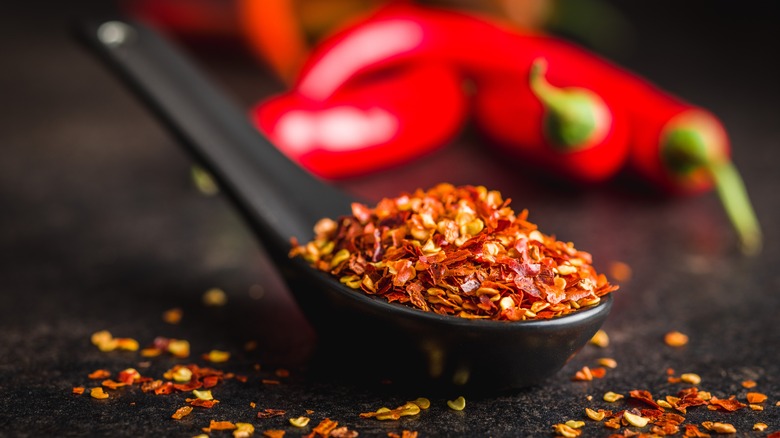cucchiaio di scaglie di peperoncino