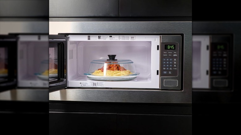 Le'Raze microwave cover in use
