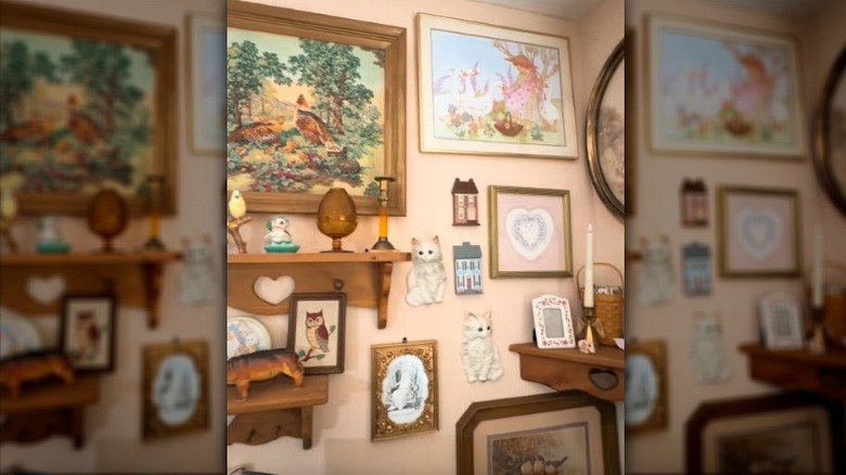 A video showing hanging cat wall decor.