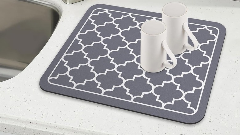Two white coffee cups dry on a Wiselife Super Absorbent Drying Mat